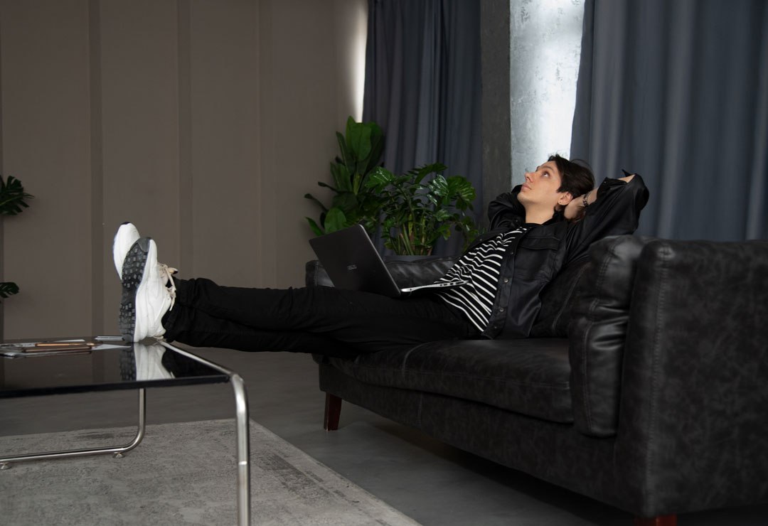 Коучи любят выкатывать на первый план, что они не будут говорить, что надо делать для решения проблемы: