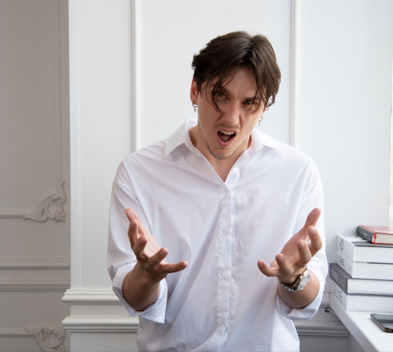 Да какая к черту разница?! Ну допускают люди ошибки в текстах, в словах, в ударениях…