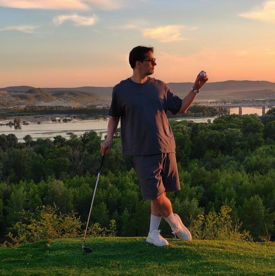 Знаешь, почему Саша так беспечно проводит время на природе, когда над всеми нависла настоящая угроза?!!