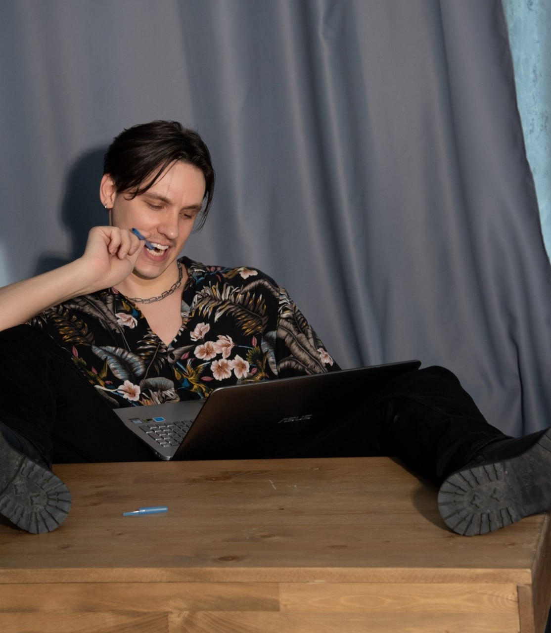 А как насчёт того, чтобы нам провести прямой эфир, где я подробно расскажу про наш клуб?!